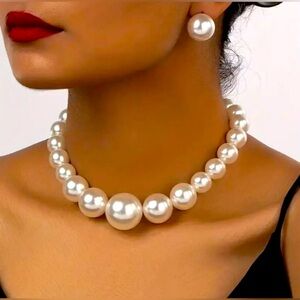 BIG PEARL TO SMALLER NECKLACE AND EARRINGS